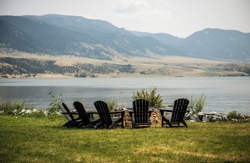 Ennis Cabin | Lakeshore Cabins and Campground