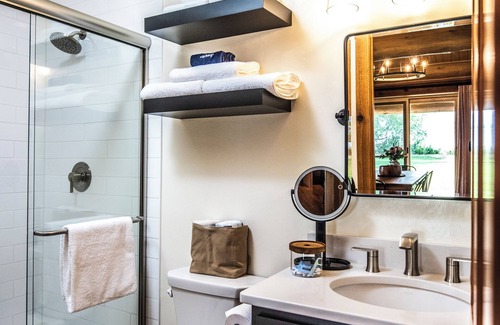 Ennis Cabin | Lakeshore Cabins and Campground