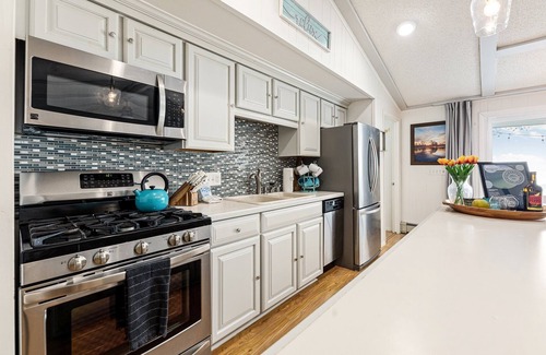 Williamsburg House | Lakeshore Lux - La Casa Feliz | Beach | Fireplace | AC