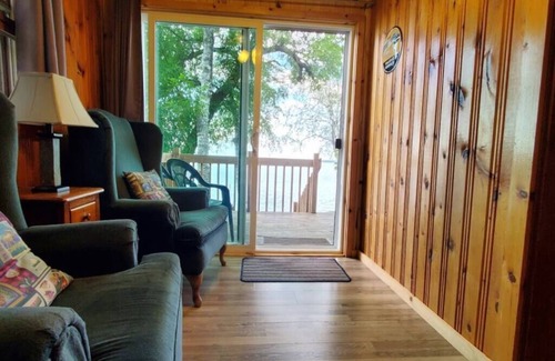 Ray Cabin | Lakeside 1 Bedroom Bear Paw Cabin on Kab