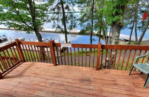 Ray Cabin | Lakeside 2 Bedroom Dockside Cabin