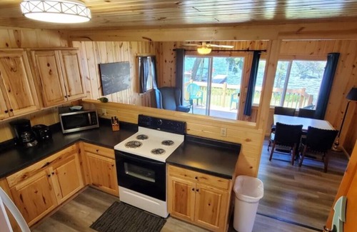 Ray Cabin | Lakeside 2 Bedroom Otter Cabin on Kab