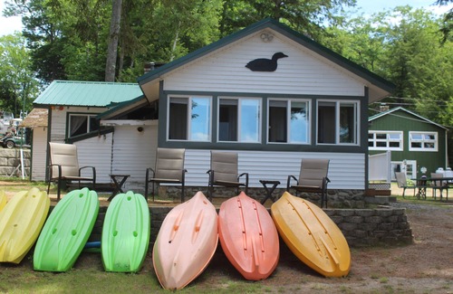Naples Cottage | Lakeside 2-bedroom w/AC sleeps 5. Quiet Beach in lovely Naples.