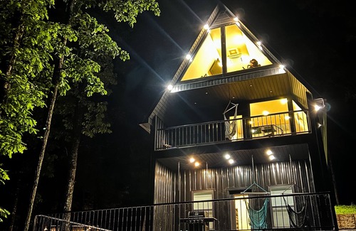 Phil Campbell Cabin | Lakeside 2BR Retreat Surrounded by Woods in Phil Campbell, AL