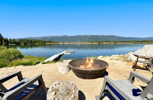 Donnelly Cabin | Lakeside 7 Bedroom Cabin w/Private Boat Dock