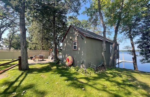Avon House | Lakeside Cabin Hideaway