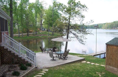 Brookport House | Lakeside Cabin in Southern Illinois with Hot Tub!