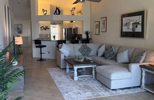 Kings Lake House | *LAKESIDE CARRIAGE HOUSE - CROWN POINTE * NAPLES 3 BEDS/2 BATHS - LAKE VIEW