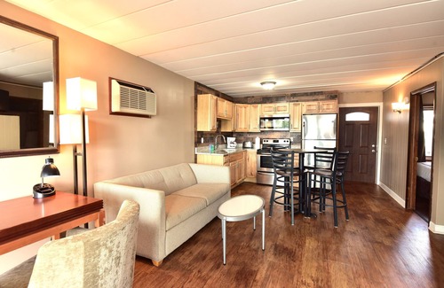 Lake Delton Condo | Lakeside condo located in the heart of Wisconsin Dells