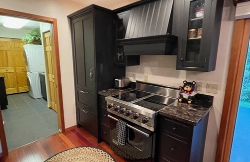Williamsburg Cottage | Lakeside Cottage and detached Guest cabin sleeps 28