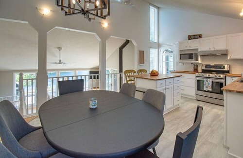 McKellar Cottage | Lakeside Cove - Newly-Renovated Cottage w/Great Swimming, Foosball Table, AC