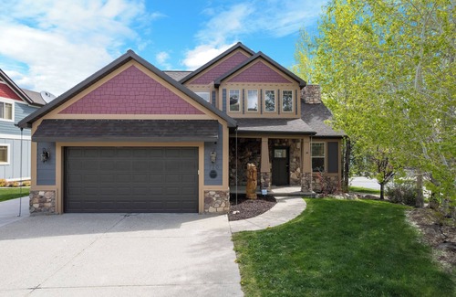 Garden City Cabin | Lakeside Haven, a cozy and relaxing home that sleeps 24 with pool/hottub access!