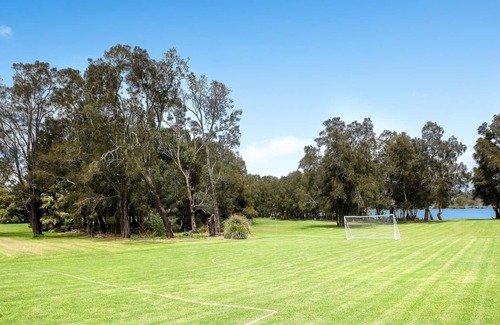 Oak Flats House | Lakeside Haven Summar