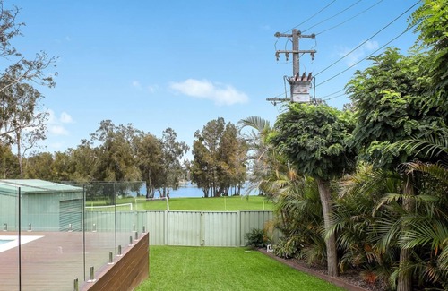Oak Flats House | Lakeside Haven Summar