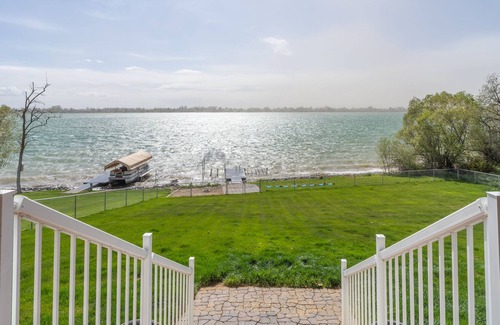 Cascade Valley House | Lakeside home w/dock, gamerooms, fenced yard