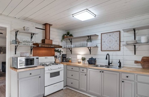 Uncertain Cabin | Lakeside Landing, Waterfront, with Kayaks & Canoes