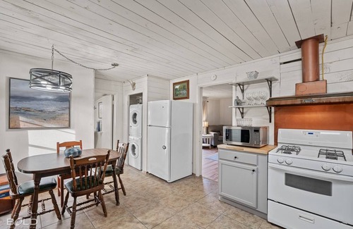 Uncertain Cabin | Lakeside Landing, Waterfront, with Kayaks & Canoes