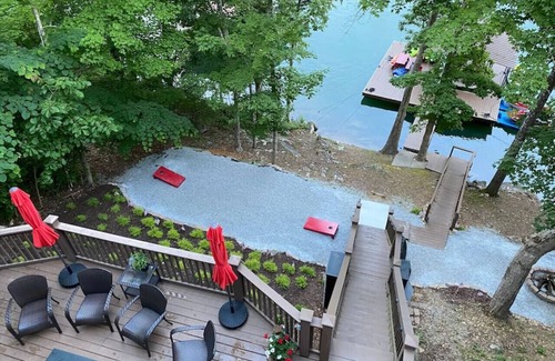 Flat Hollow Marina Cabin | Lakeside Lodge- Dock, Hot Tub, Fire Pit+ 8 Kayaks