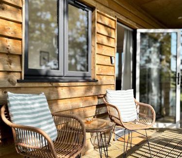 Pershore Cabin | Lakeside Lodge- 'Swallow'