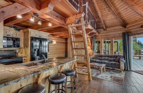 Coeur d'Alene House | Lakeside Loft | Beautiful Waterfront Log Cabin