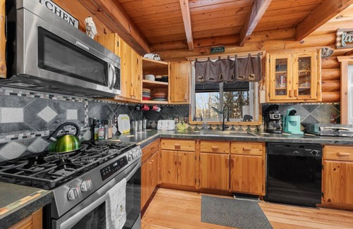 Siren House | Lakeside Log Cabin: 5BR Stunning Views & Game Room