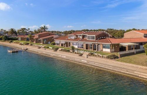West Lakes House | Lakeside Mews