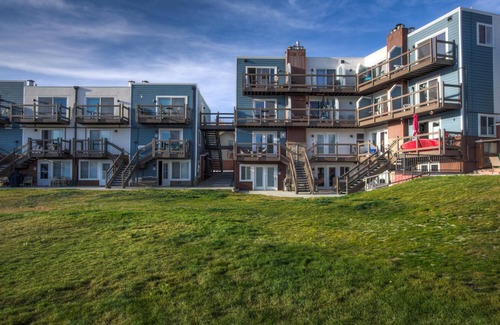 Dillon Condo | Lakeside One-Bedroom with Balcony/Views! Close to Keystone.
