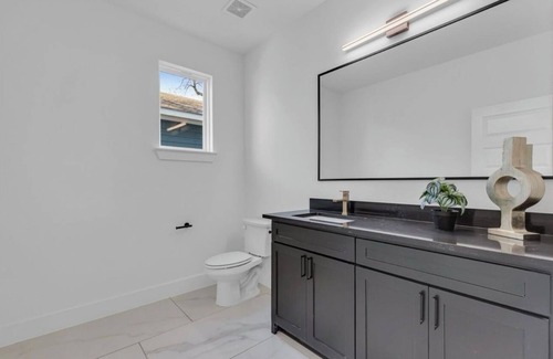 Dallas House | Lakeside Private Room with Private bathroom near State Fair Secure Room lock