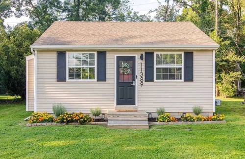 Hartland House | Lakeside Retreat ~ Cozy Cottage with Firepit ~