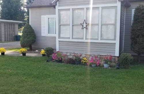 Ina House | Lakeside Shady Rest Home Away from Home blocks from Rend Lake and I57/I64