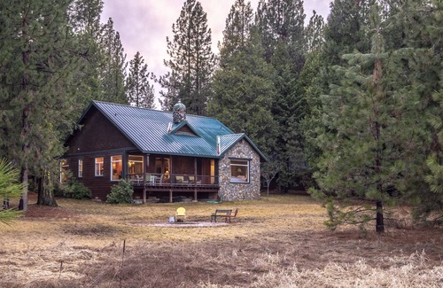 Weed House | Lakeside Stone Cottage on 6 acres on Hammond-pet friendly