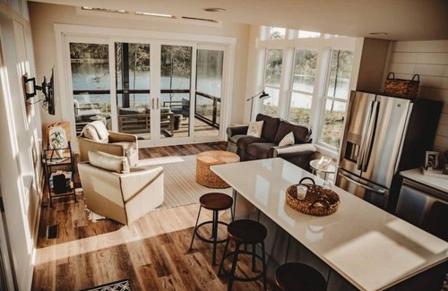 Tracy City Apartment | Lakeside Tiny Home in The Retreat by Water's Edge