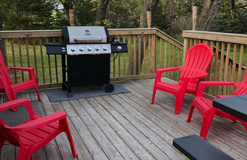 Underwood Cabin | Lakeside Tiny Home Retreat ~ 2 1/2 acres ~ Breathtaking Views ~ Relax! ~