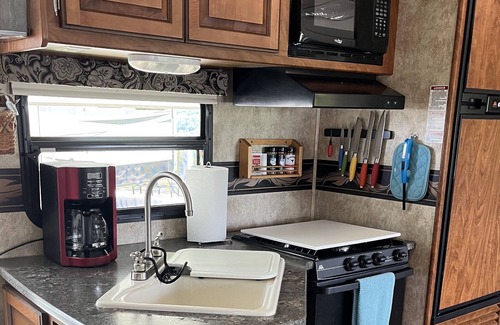 Gravois Mills RV Rental | Lakeview Glamping with Bunkhouse at Lake of The Ozarks - Coconuts RV Resort