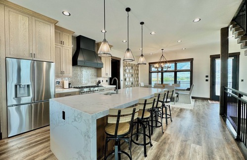 Island Park Cabin | Lakeview Manor overlooking Henry's Lake - Worldclass Fishing - Near Yellowstone