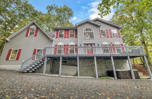 East Stroudsburg House | Lakewalk Home in the Poconos