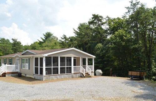 Calvin House | LAKEWAY GETAWAY - 6.5 acres with hiking trails. Raystown Lake Area. DOG FRIENDLY