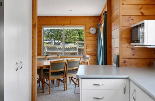 Taupo House | Lakewood Cottage - charming retreat, near town centre, with beautiful mountain views