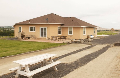 Benton City House | Laliik Iniit North - Red Mountain hideout among the vines.