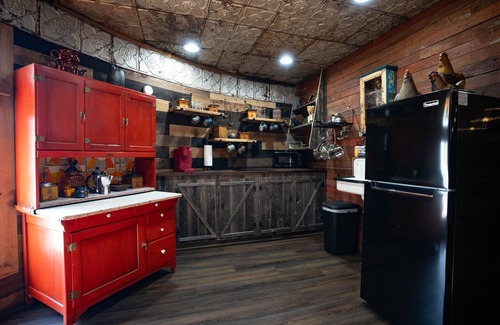 Lampasas Cabin | Lampasas' only grain silo cabin. Close to 3 State Parks and Spider Mountain