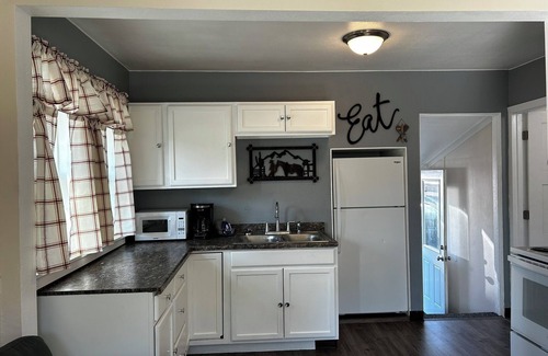 Helena Hotel | Lamplighter Cabins & Suites