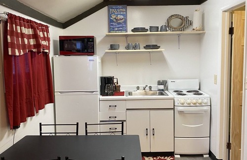 Helena Hotel | Lamplighter Cabins & Suites
