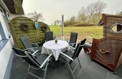 Stolpe auf Usedom Condo | Landhaus am Haff, apartment A7 - relaxation under the reed roof from the very beginning