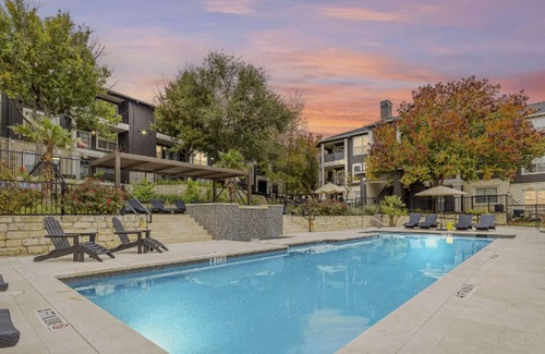 McNeil Apartment | Landing | Amazing 1BD, Gym, Pool