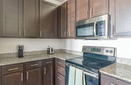 Spring Apartment | Landing | Amazing 1BD, Gym, Courtyard