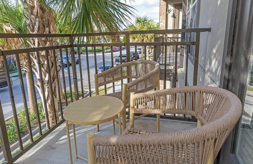 San Marco Apartment | Landing | Amazing 2BD, Pool, Gym
