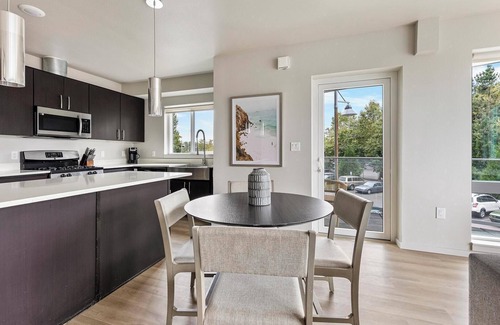 Hayden Island Apartment | Landing | Amazing 2BD, Gym, Courtyard