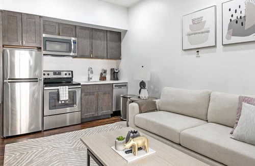 Mount Vernon Apartment | Landing at 824 N Calvert St - 1 Bedroom in Mount Vernon