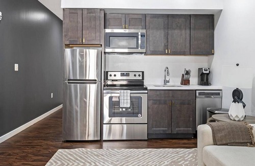 Mount Vernon Apartment | Landing at 824 N Calvert St - 1 Bedroom in Mount Vernon