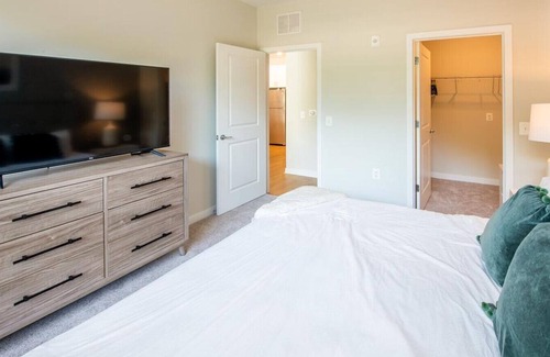 Garrison Apartment | Landing at Avalon Foundry Row - 2 Bedrooms in Downtown Owings Mills